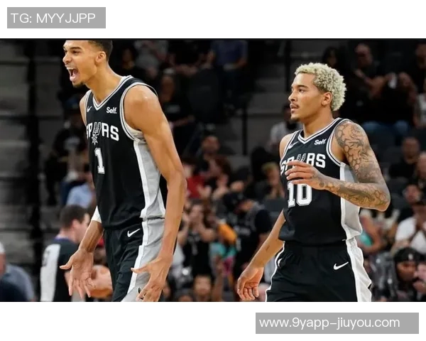 文班在挡拆后华丽转身空接背扣展现惊人弹跳与技巧