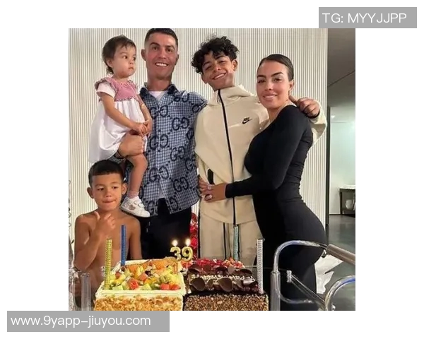 C罗为二女儿庆生送祝福偷穿乔治娜高跟鞋的趣味瞬间