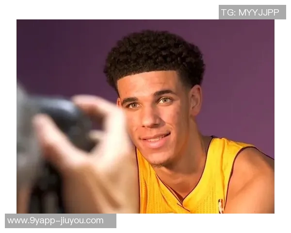 朗佐鲍尔在骑士训练营表现突出展现融入球队的潜力与决心