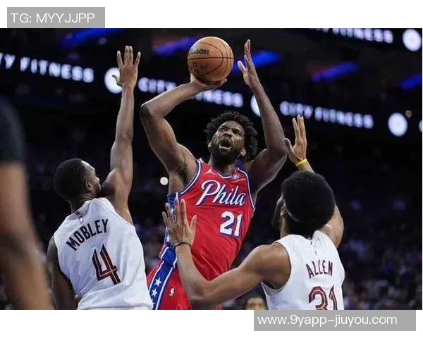 亨特快攻如闪电起飞骑扣恩比德大帝瞬间跪倒场上震撼全场 亨特快攻如闪电起飞骑扣恩比德大帝瞬间跪倒场上震撼全场